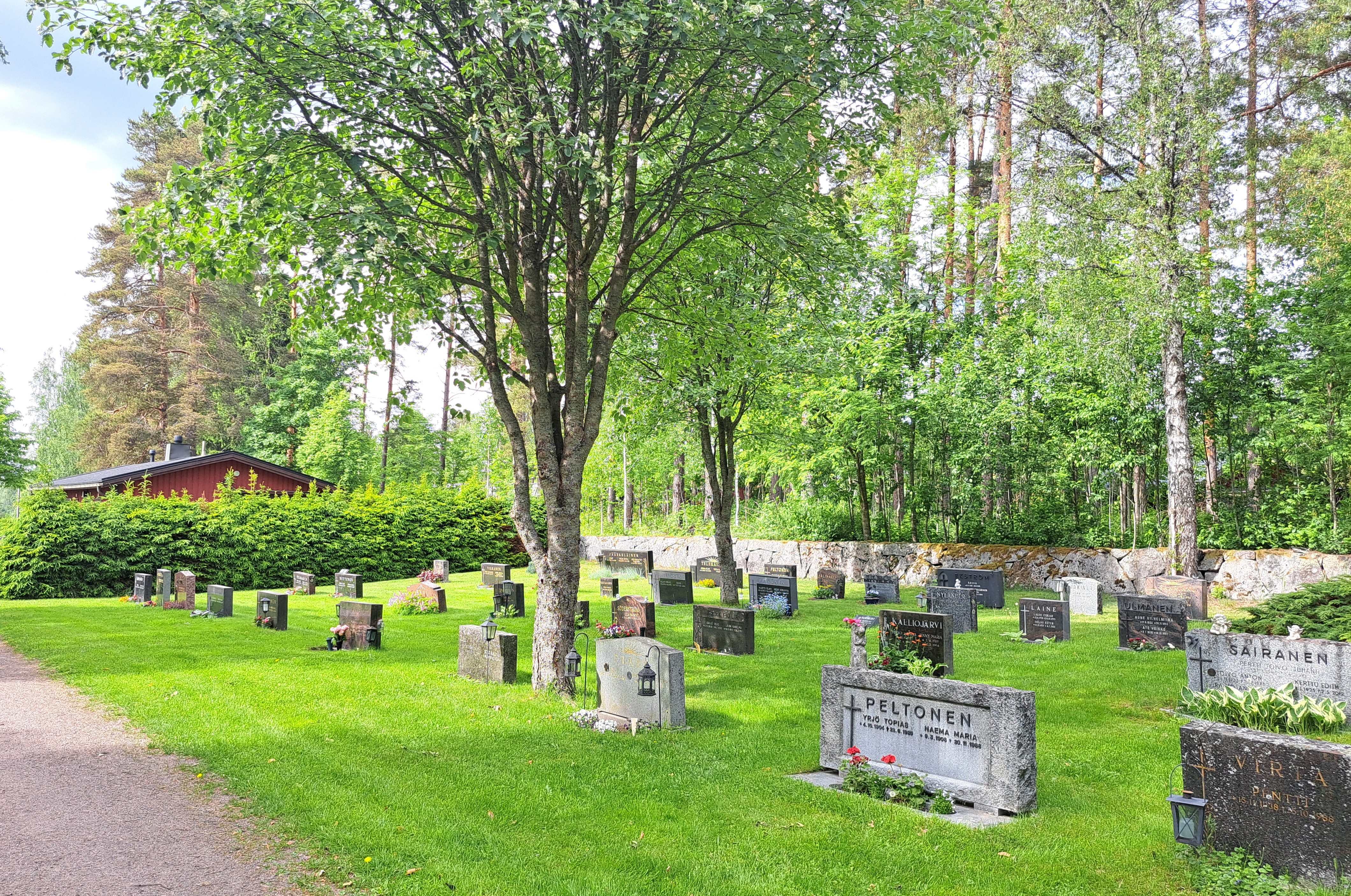 Yleiskuvaa Askolan hautausmaalta