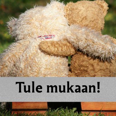 kaksi nallea kainalokkain